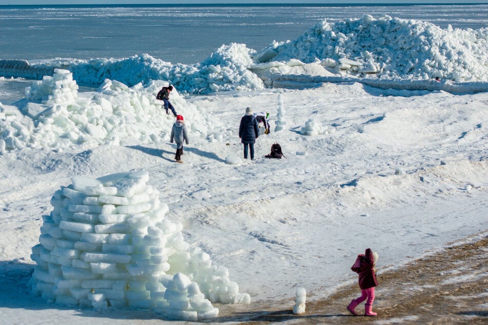 Zwischen Iglu und Eisbergen: Ostseestrand wird zur Mini-Arktis