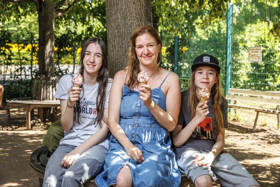 Pamela Grbavac (47) feierte mit ihren Kindern Lola (14, l.) und Matti (12) ihren Geburtstag und gönnte sich nach einem Badeausflug ein Eis bei Willy Vanilli.