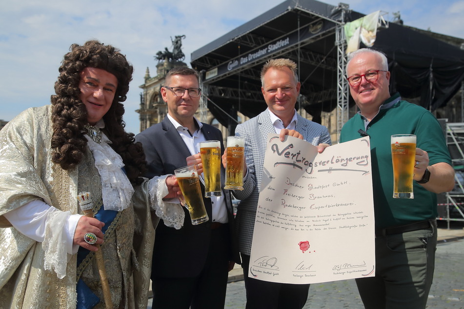 August der Starke (v.l.) besiegelt die Vertragsverlängerung mit Freiberger-Boss Holger Scheich (51), Radeberger-Chef Olaf Plaumann (55) und Stadtfest-Chef Frank Schröder (54).
