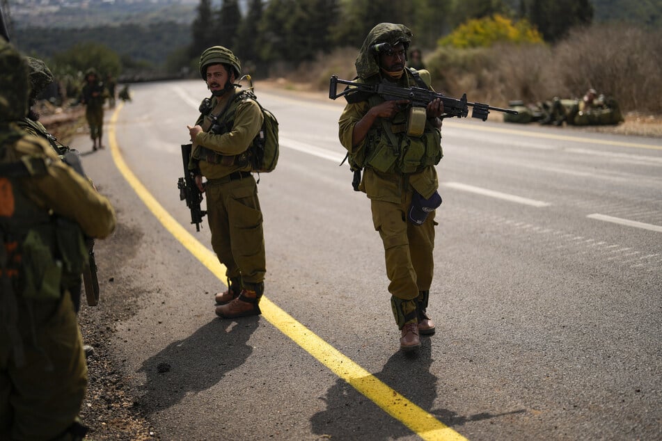 Israelische Soldaten patrouillieren auf einer Straße nahe der Grenze zwischen Israel und Libanon.