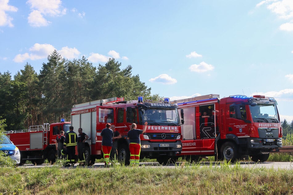 Das verunfallte Auto rief ein Großaufgebot an Feuerwehren auf den Plan.