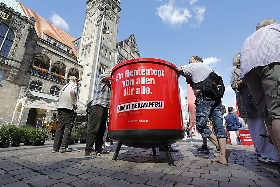 Ein symbolischer Rententopf auf dem Chemnitzer Neumarkt.