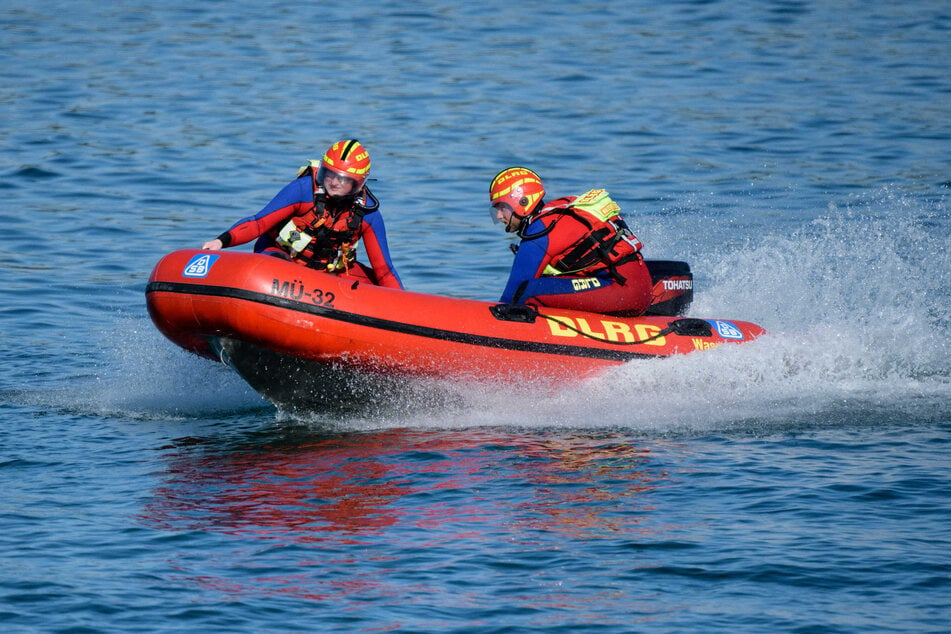 Die Deutsche Lebens-Rettungs-Gesellschaft (DLRG) rettet jährlich viele Menschen aus dem Wasser. (Symbolbild)