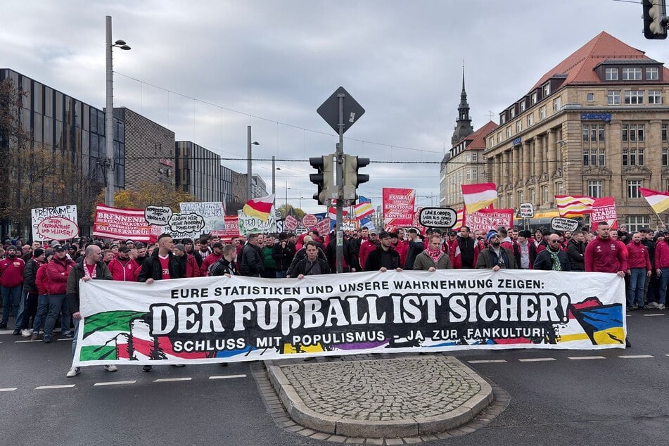 "Der Fußball ist sicher" steht auf einem meterlangen Banner.