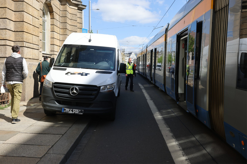 Wegen des parkenden Transporters waren vorbeifahrende Radfahrer gezwungen in Richtung Fahrbahn auszuweichen. Als der 23-jährige Fahrer die Tür öffnete blieb der Radfahrerin nicht mehr viel Platz.