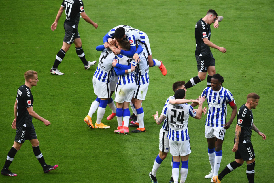 Die Hertha-Spieler bejubeln das Tor zum 2:0 gegen den SC Freiburg.