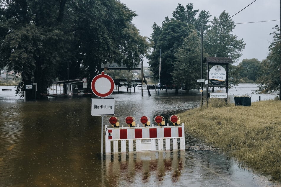 Während der Biergarten in Eining gestern noch leergeräumt war, steht er heute komplett unter Wasser.