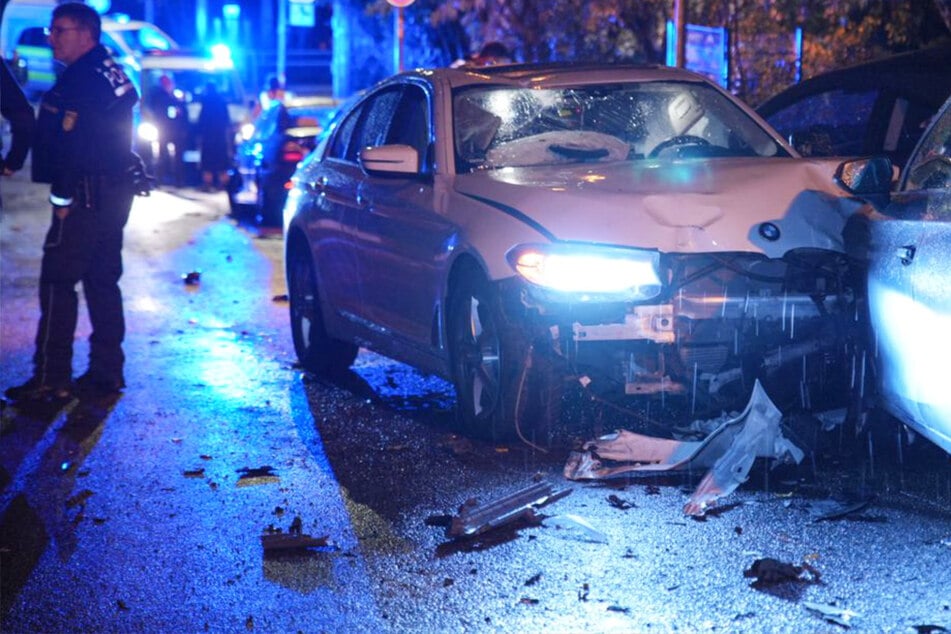 BMW-Fahrer (21) rammt sechs Autos in Stuttgart: Zwei junge Männer verletzt