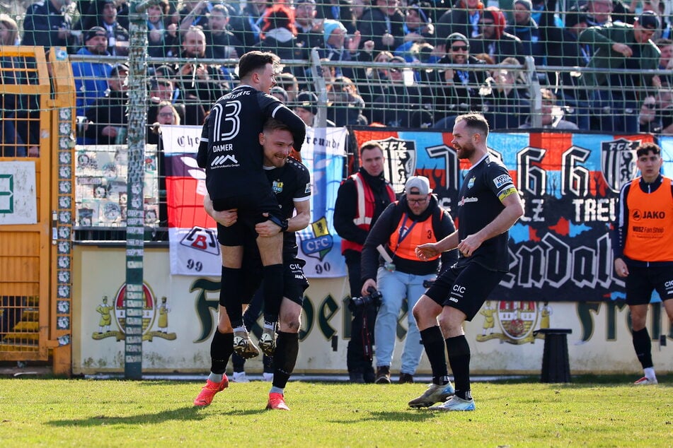 Kapitän Tobias Müller (31, l.) und Leon Damer (25, r.) können gegen den BFC nicht mit Robert Zickert (34) jubeln. Beide sind gelb-gesperrt.