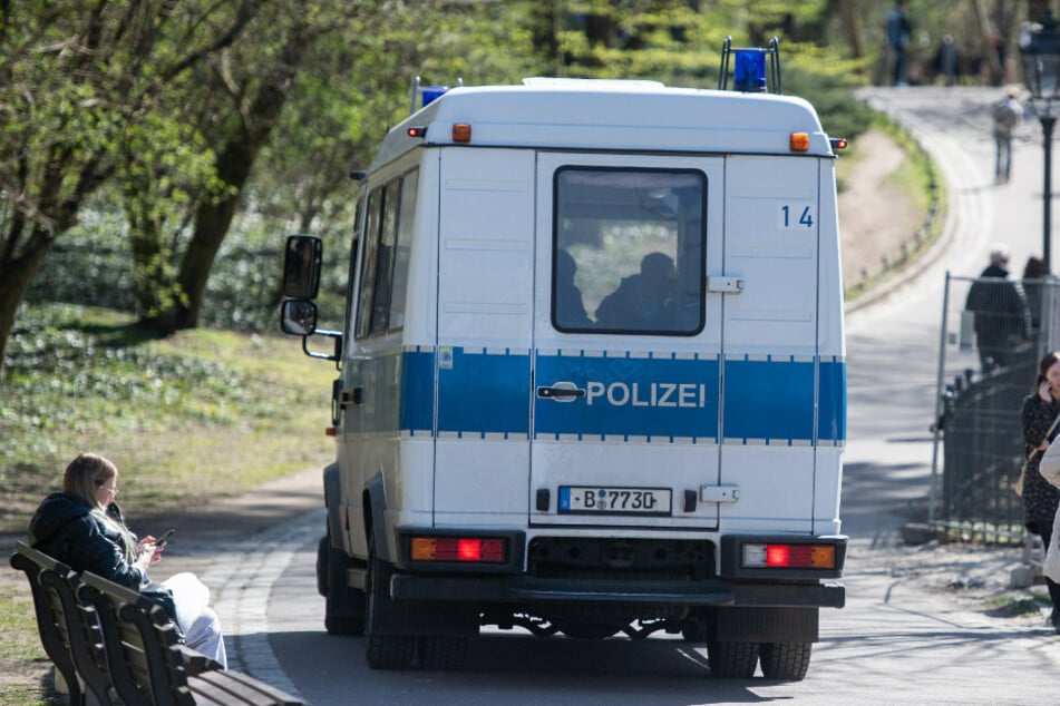 Polizisten fahren durch einen Berliner Park. (Symbolbild)