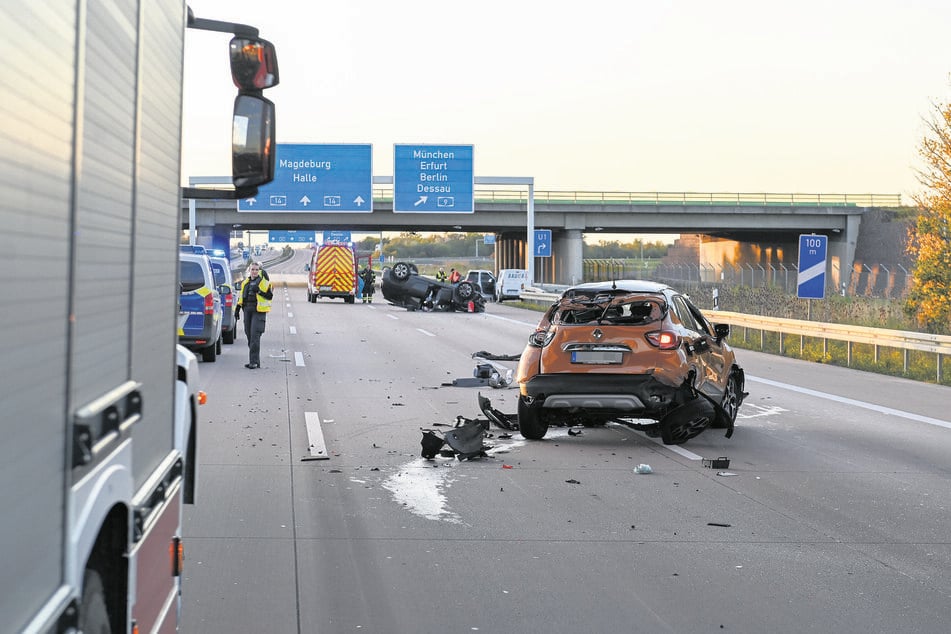 Trümmerfeld Autobahn: In den Unfall auf der A14 waren vier Fahrzeuge verwickelt - drei überschlugen sich.