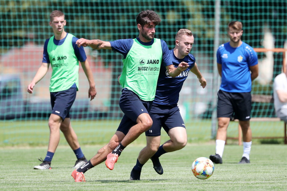 Spielpause, aber noch keine Trainingspause! Niklas Hoheneder (l.) im Zweikampf mit Stanley Keller.