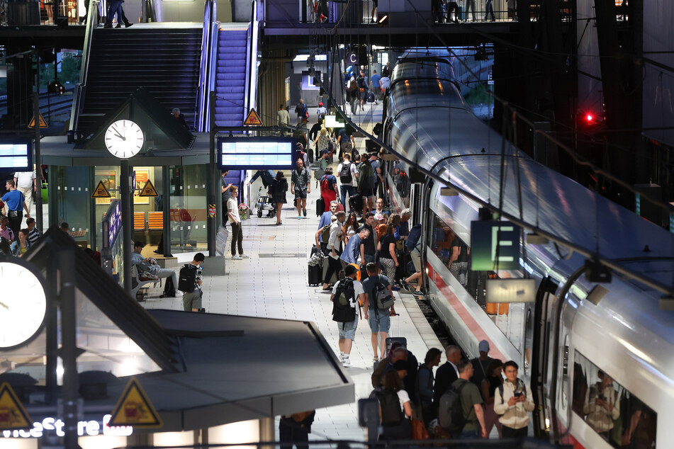 Wegen Brückenarbeiten fallen besonders ICE-Züge zwischen Hamburg-Hauptbahnhof und -Harburg aus.