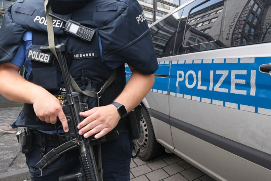 Raubüberfall in Neu-Isenburg: Die Polizei in Südosthessen fahndet nach drei unbekannten Männern (Symbolbild).