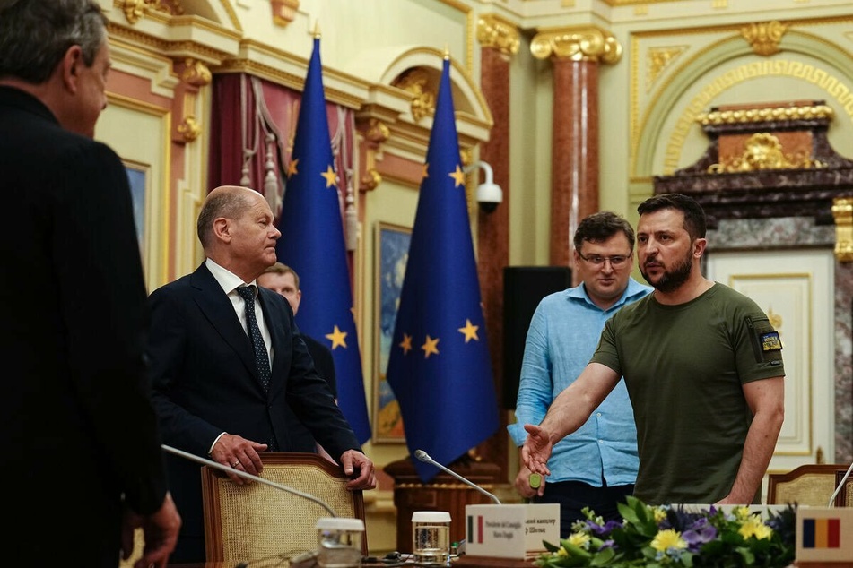 Wolodymyr Selenskyj (44, r.), Präsident der Ukraine, spricht am runden Tisch mit Bundeskanzler Olaf Scholz (64, SPD, 2.v.l.).