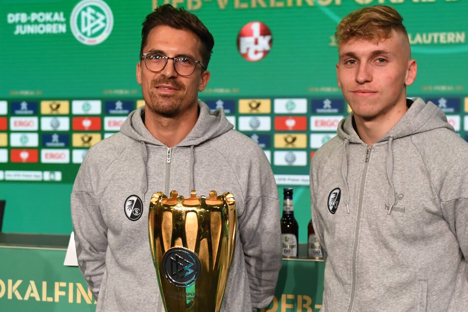 Mai 2018 vor dem A-Junioren-Pokalfinale zwischen Freiburg und Kaiserslautern. Thomas Stamm (heute 42, l.) war Trainer, Luca Herrmann (heute 26) Kapitän des SCF. Sie gewannen den Pott. (Archivfoto)