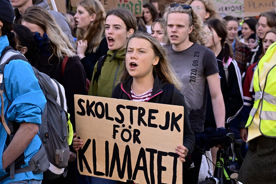 Thunberg gibt sich kämpferisch, nimmt mit anderen Demonstranten an einem "Fridays for Future"-Klimaprotest teil.