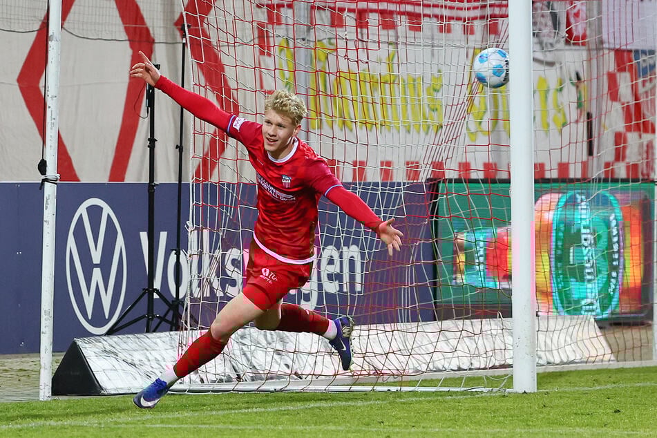 Luca Prasse (21) mit seinem Siegtor zum 3:2 - sein erster Treffer für Zwickau.