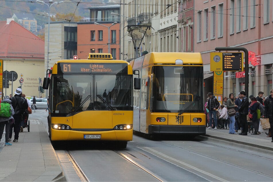 Nach einem Unfall mit einer Straßenbahn an der Haltestelle "Blasewitz/Schillerplatz" ist ein Radfahrer (†76) an seinen Verletzungen gestorben. (Archivbild)