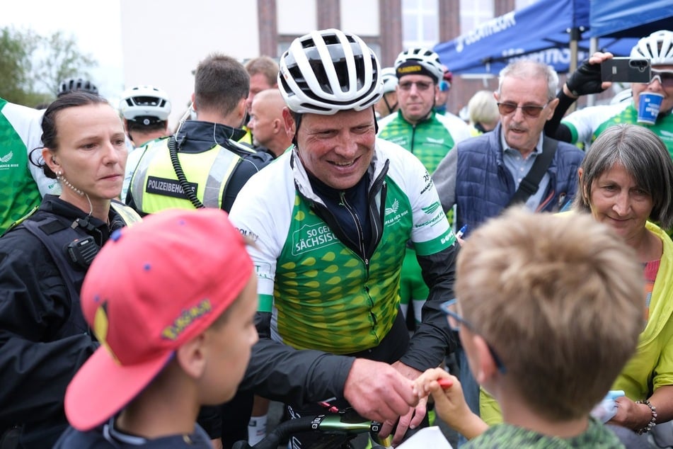 Der Tour-de-France-Gewinner von 1997, Jan Ullrich (52, M.), gab viele Autogramme.