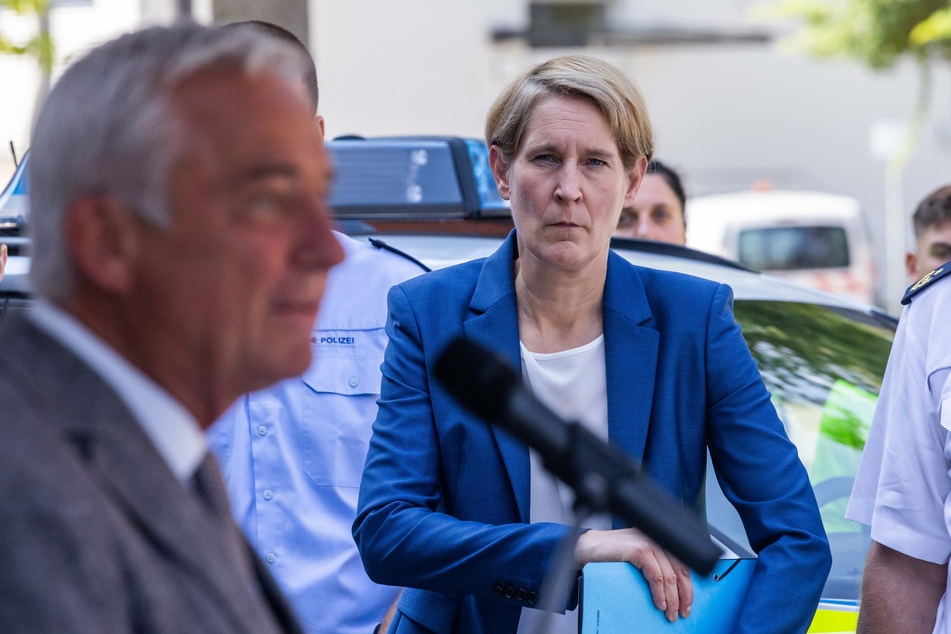 Thomas Strobl (63, CDU), Innenminister von Baden-Württemberg, und Stefanie Hinz (51), Landespolizeipräsidentin von Baden-Württemberg, besuchen am Montagmittag das betroffene Polizeipräsidium in Stuttgart.