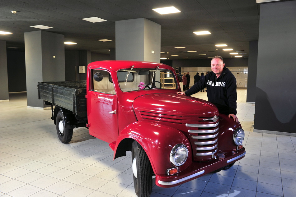 Der Dresdner Unternehmer André Döhring (57) an einem Framo. Das historische sächsische Automobil wird im Markt Waren präsentieren.