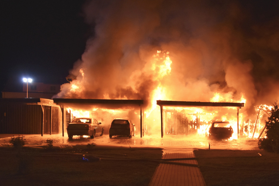 Kurz nach Mitternacht standen mehrere Carports in Stendal lichterloh in Flammen.