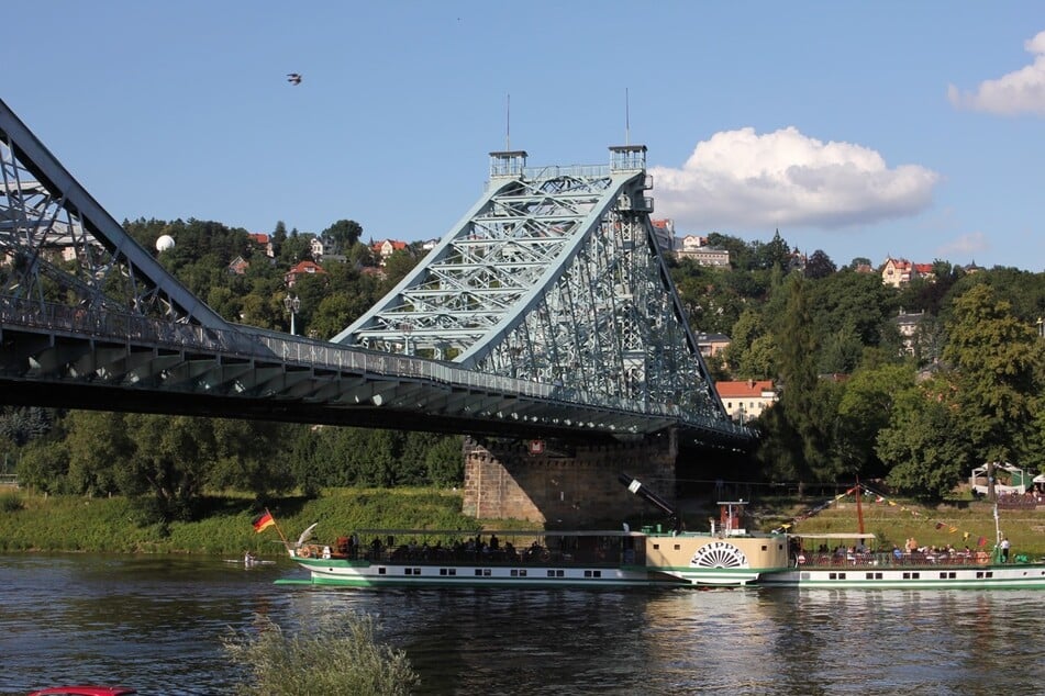 Die Loschwitzer Brücke, das Blaue Wunder, verbindet die Dresdner Stadtteile Loschwitz und Blasewitz.