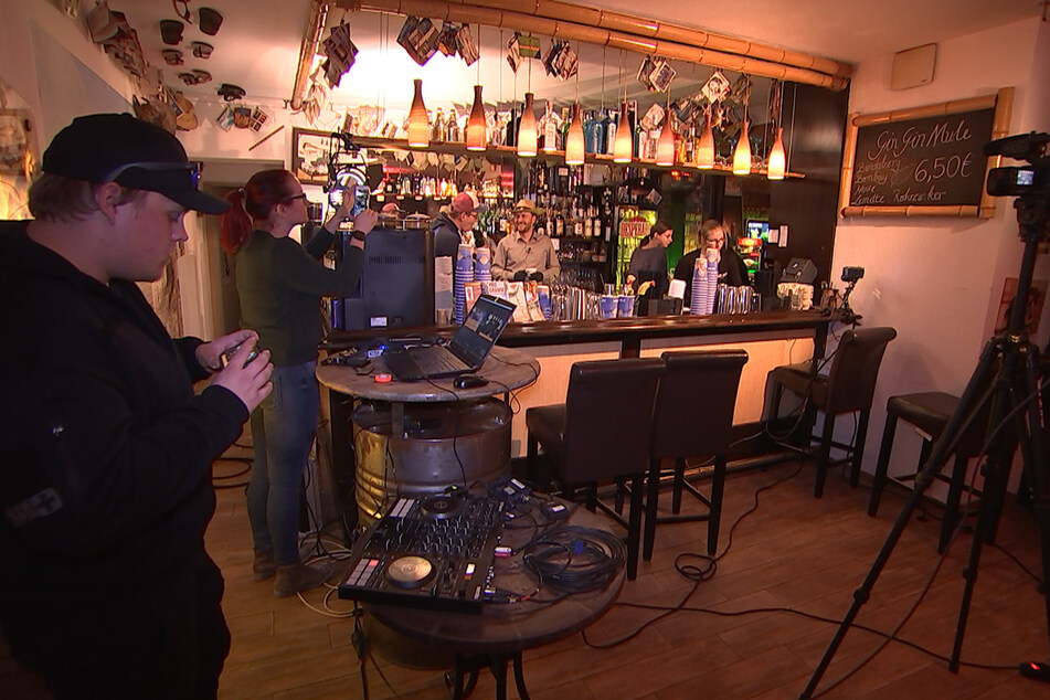 Per Livestream können die Besteller beim Mixen zusehen.
