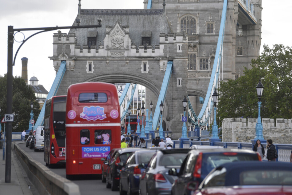 Verkehrschaos an der Tower Bridge in London.