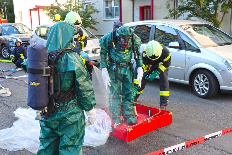 Die Feuerwehr hatte mit Schutzanzügen das Mehrfamilienhaus betreten.