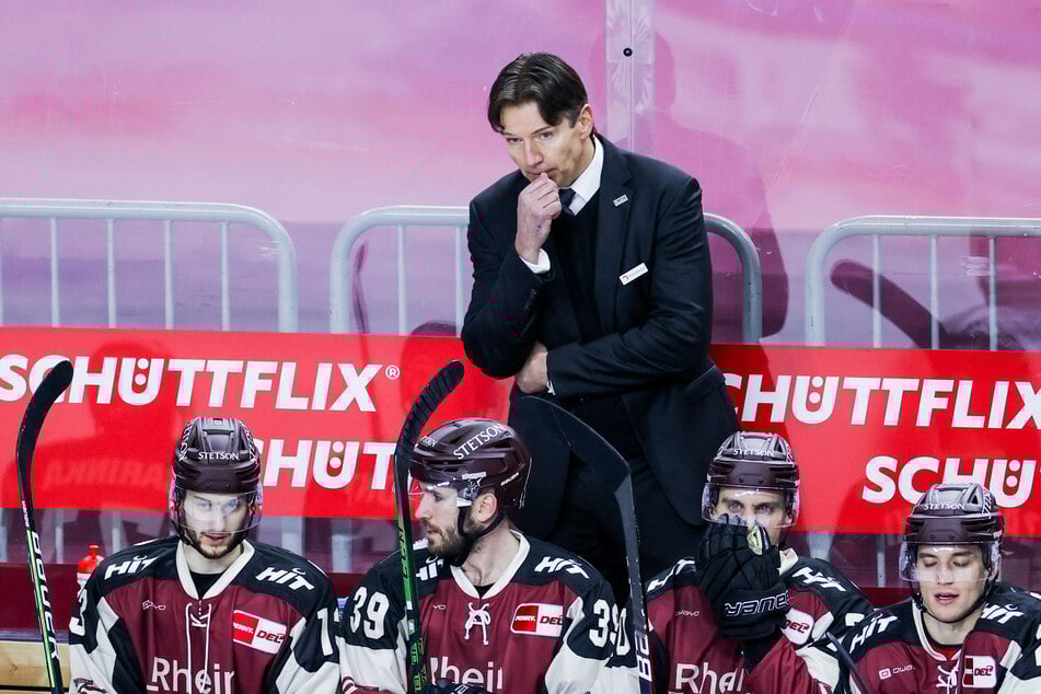 Cheftrainer Uwe Krupp (55) war von der Leistung seiner Mannschaft enttäuscht. Erneut viel zu harmlos präsentierten sich die Kölner Haie auf eigenem Eis. (Archivfoto)