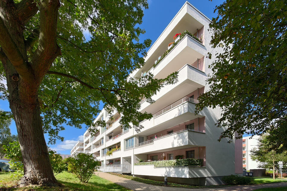 Die Wohnungen in der Irkutsker Straße 187 bis 195 wurden dank einer neuen Gebäudehülle erweitert.