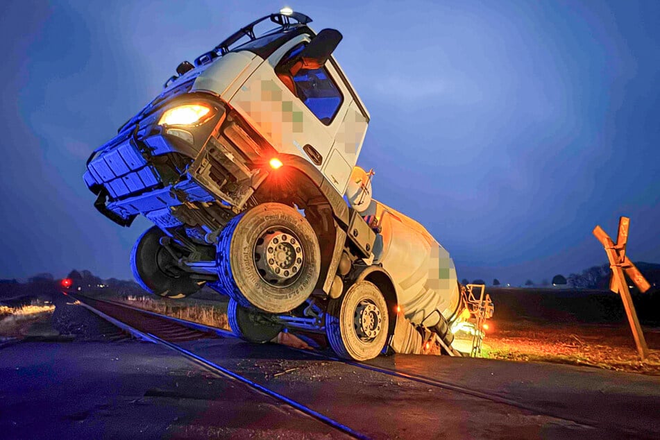Der Betonmischer blockierte die Bahnschienen, weshalb die Strecke Buxtehude-Bremervörde gesperrt werden musste.