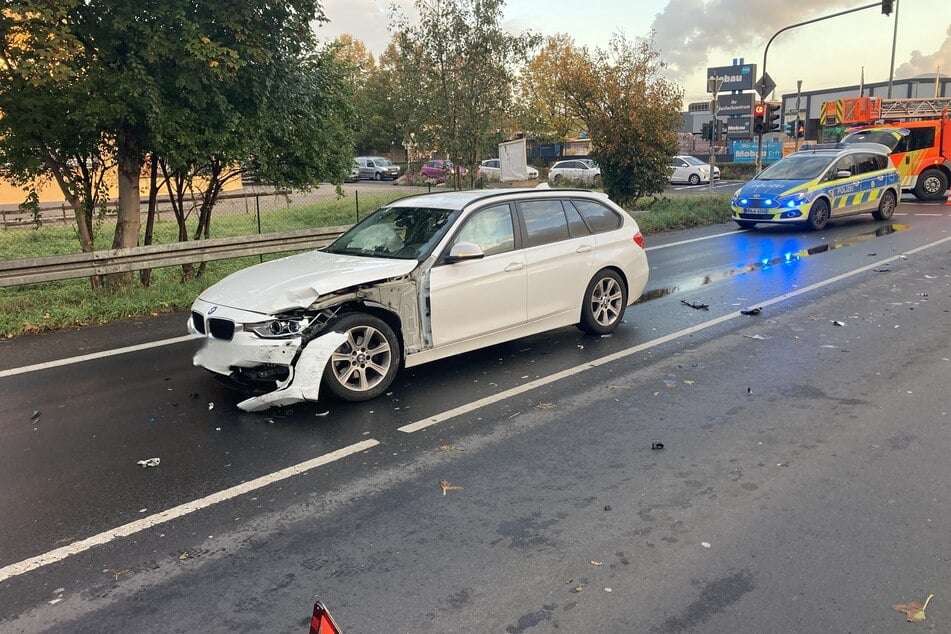 Bei dem Frontalzusammenstoß wurde auch der BMW dieser Verkehrsteilnehmerin beschädigt. Die Fahrerin wurde glücklicherweise nur leicht verletzt und musste nicht ins Krankenhaus.