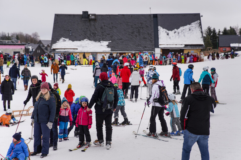 Andrang im Bereich der Erlebnisberg-Kasse. Viele Menschen kamen zum ersten Wintersport-Samstag, zudem verzögerten 2G-Kontrollen den Ticketkauf.