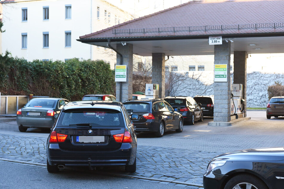 In Bautzen dauerte es etwas länger, bis Autofahrer an der Zapfsäule waren.