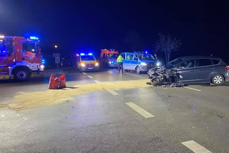 Bei einem Unfall am Sonntagabend im Landkreis Leipzig wurden sechs Menschen verletzt und in Krankenhäuser gebracht.