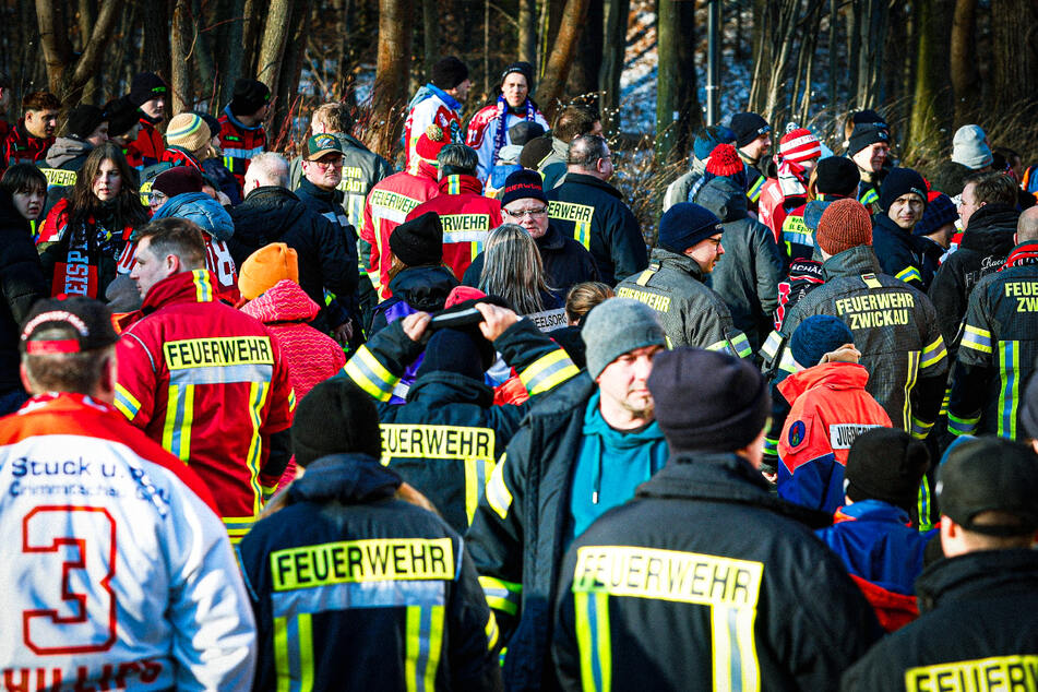 Wer möchte, kann gerne seine Einsatzkleidung im Stadion zu tragen.