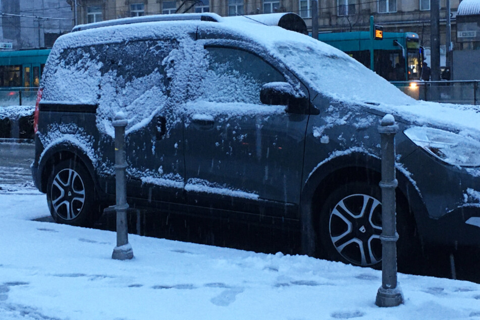Autofahrer in Frankfurt und ganz Hessen müssen am Dienstagmorgen mit Schnee und glatten Straßen rechnen.