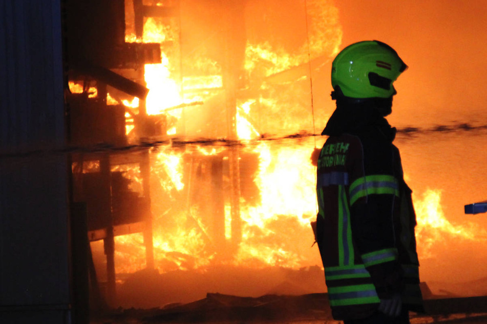 Großbrand in Spreenhagen: Fabrikhalle für Messer abgefackelt