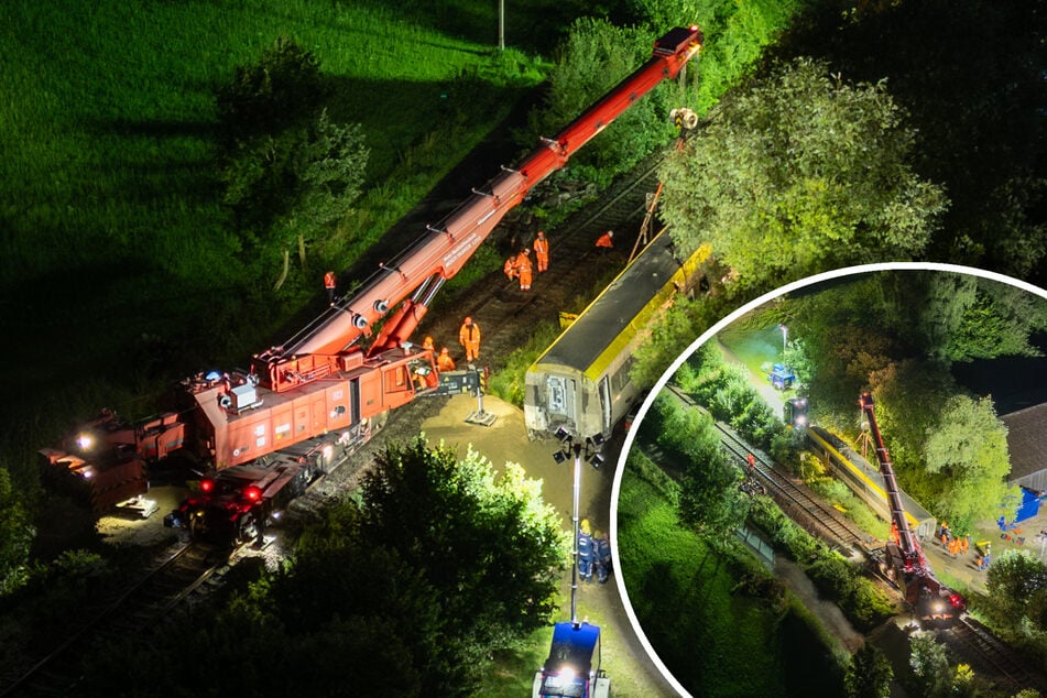 Bahnunglück mit drei Toten: Restliche Zug-Waggons werden mithilfe von Spezialkran geborgen