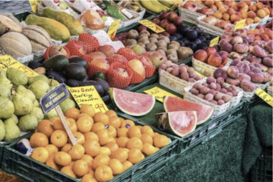 Nicht nur Obst und Gemüse, auch leckere Feinkost wird auf dem Samstagsmarkt geboten. (Symbolbild)
