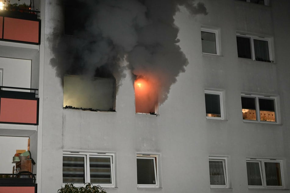 Berlin: Großeinsätze in Prenzlauer Berg und Karow: Brände halten Feuerwehr in der Nacht auf Trab