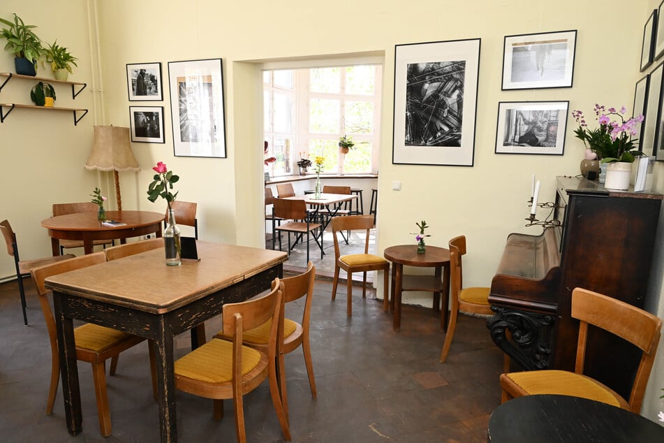 Der Innenraum ist gemütlich und dezent eingerichtet.