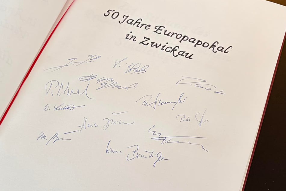 Zwickaus Europapokal-Helden durften sich ins Goldene Buch der Stadt eintragen.