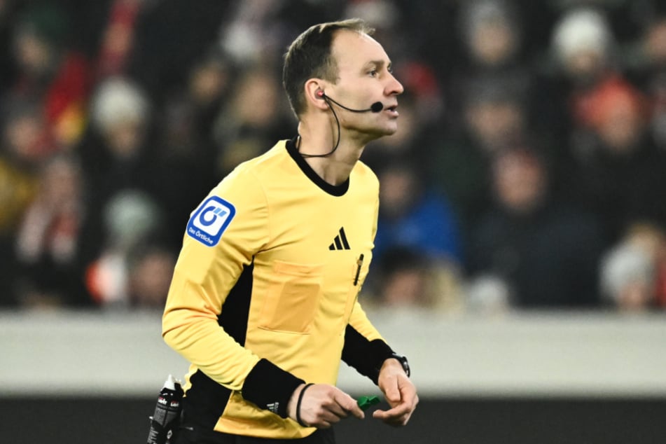 Referee Bastian Dankert (45) hat im Bundesliga-Duell zwischen dem HSV und RB Leipzig die Verantwortung.