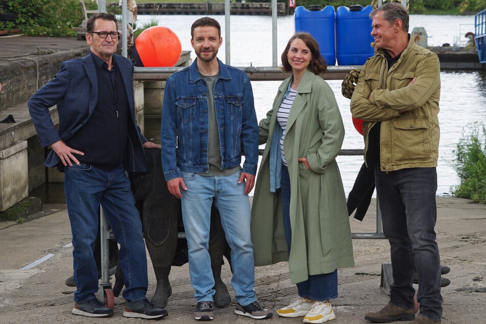 Am Set herrscht bei Ingo Naujoks, Jonas Minthe (35), Julia E. Lenska (37) und Sven Martinek (v.l.) hauptsächlich gute Stimmung.