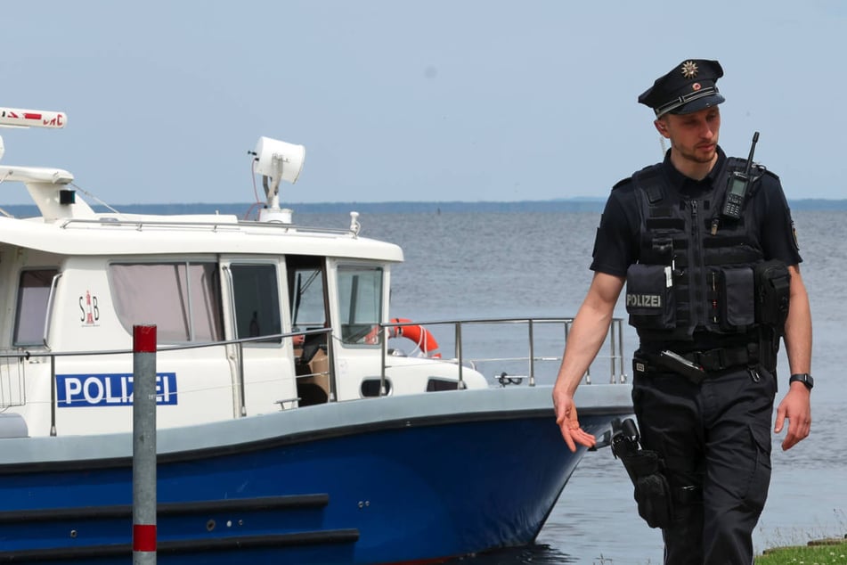 Die Polizei muss sich in Ueckermünde mit einer großen Blutlache befassen, die am Hafen entdeckt worden ist. (Symbolfoto)