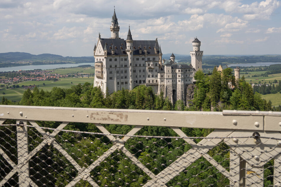 Tourist wirft bei Schloss Neuschwanstein zwei Frauen in Schlucht, ein Opfer (†21) gestorben